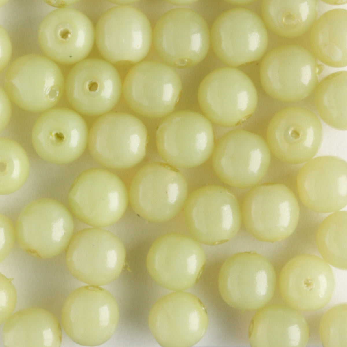 4mm Druk Opaque Peridot Green - 100 beads