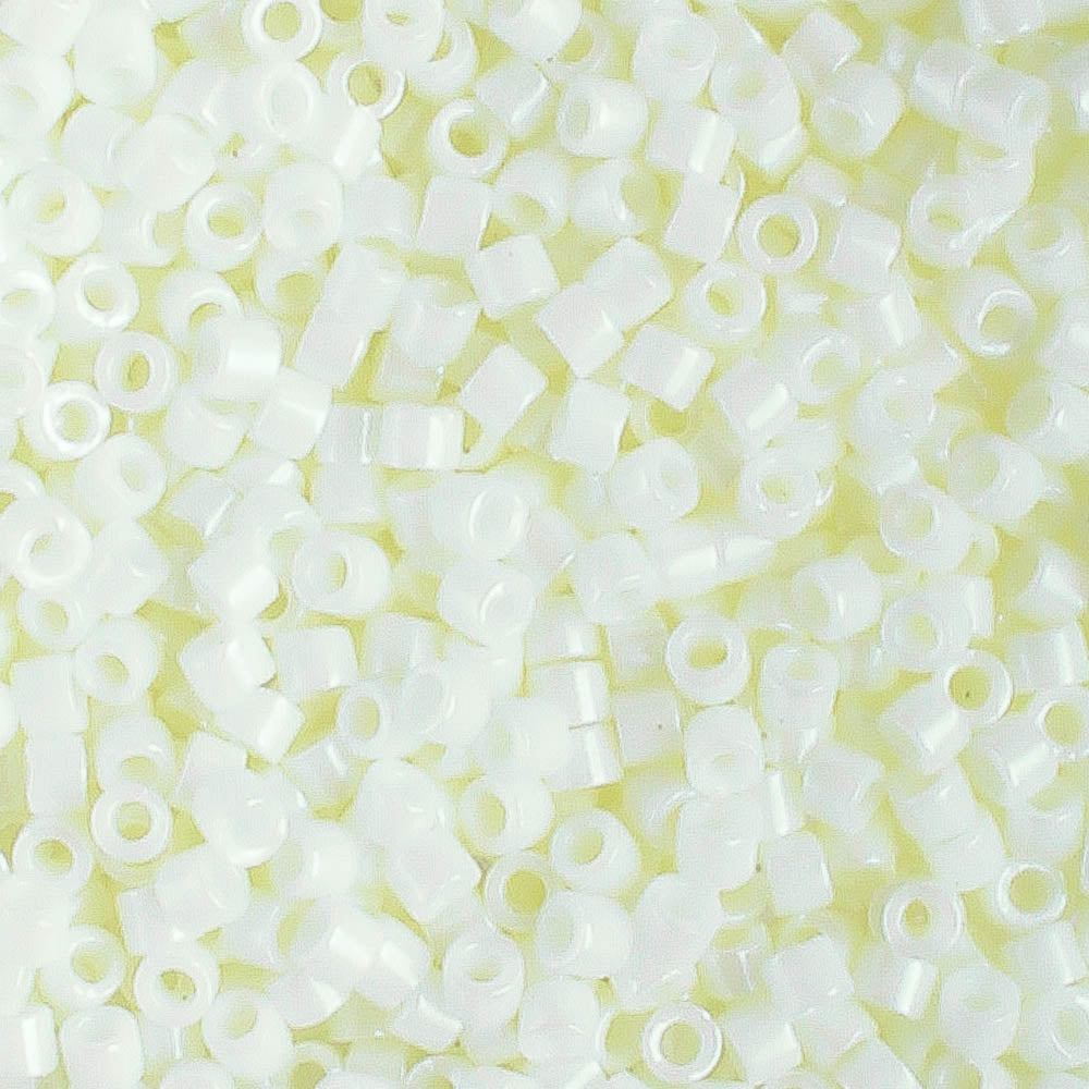 DB2402 Opaque Luster Light Buttercream