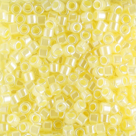 DBM0232 Color Lined Yellow/Crystal - 5 grams